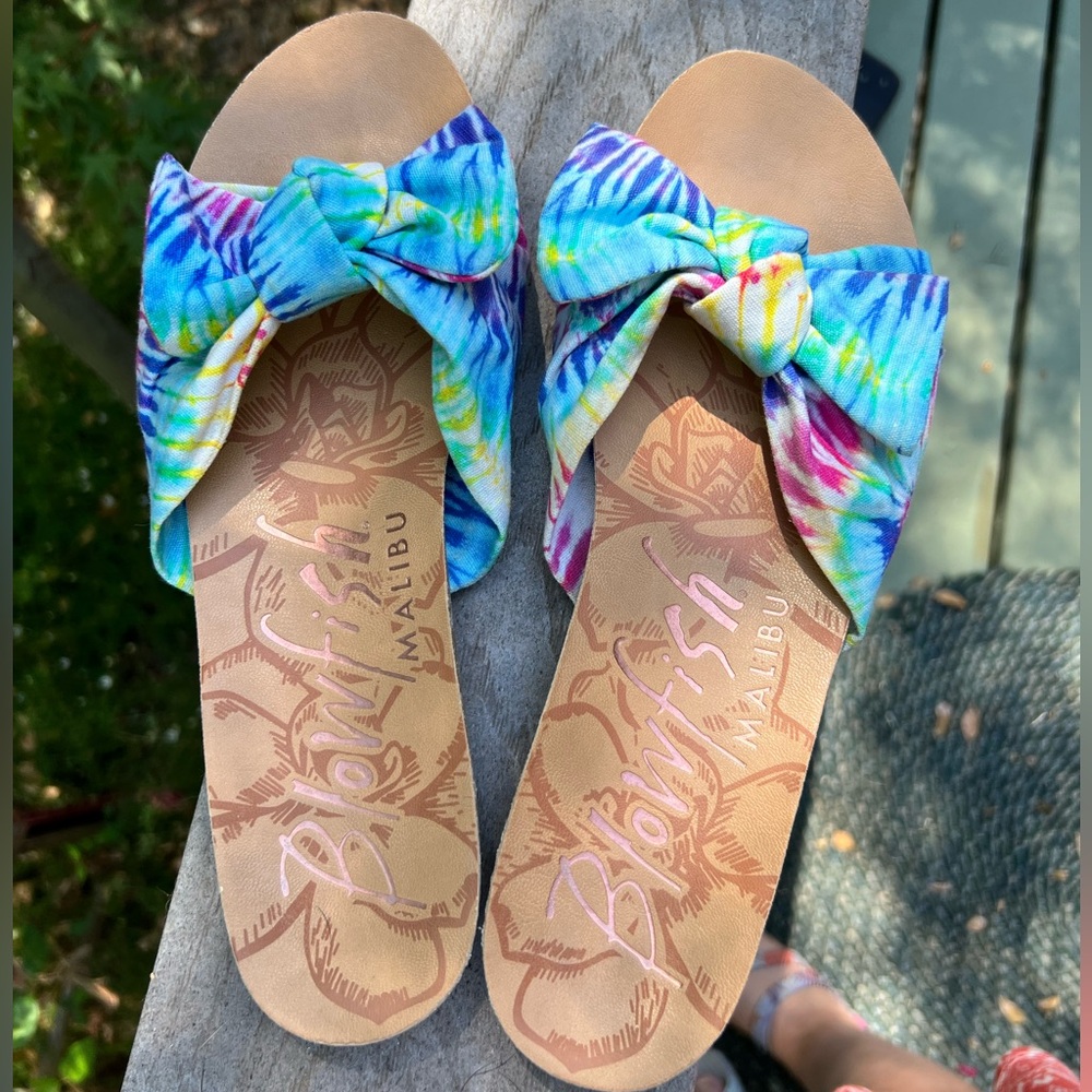 Very cute Blowfish Women's Tie-Dye Sandals ❤️